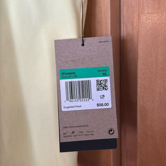 ☀️🏃🏼♀️➡️NWT Nike training athletic sport top with built in bra large - Picture 6 of 11